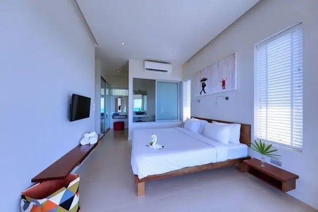 6 Bedrooms Villa