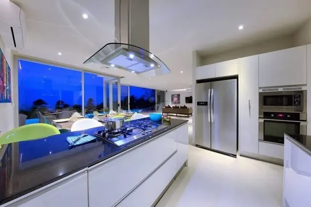 6 Bedrooms Villa
