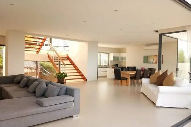 6 Bedrooms Villa