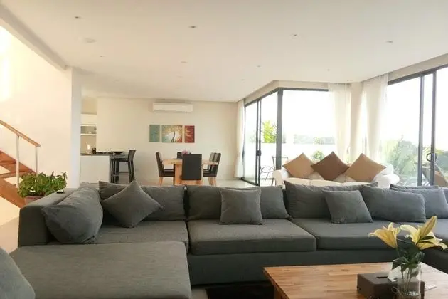 6 Bedrooms Villa