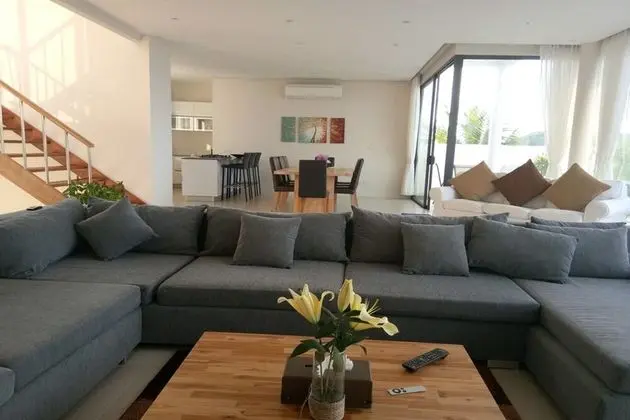 6 Bedrooms Villa