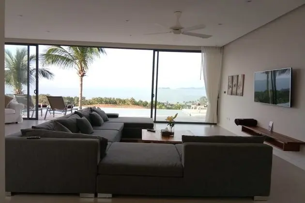 6 Bedrooms Villa