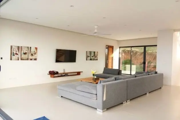 6 Bedrooms Villa