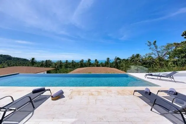 6 Bedrooms Villa