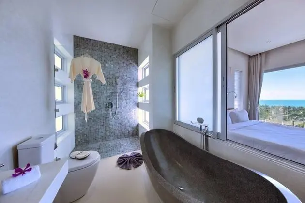 6 Bedrooms Villa