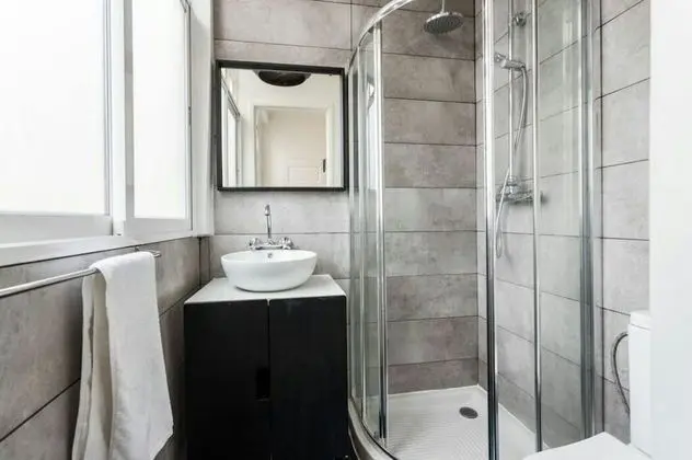 Dört Kişilik Oda, Ortak Banyo