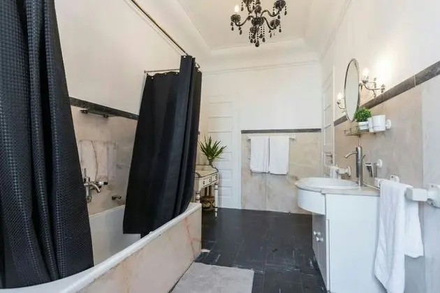 İki Ayrı Yataklı Oda, Ortak Banyo