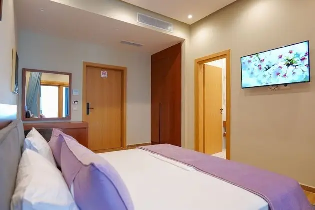 Tek Büyük Yataklı Oda, Havuz Manzaralı