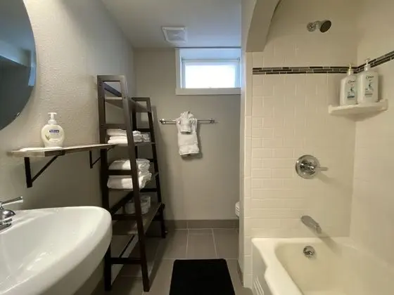 Apart Daire, Birden Çok Yatak, Mutfak, Bahçe Manzaralı (622 W. Laurel St. - Lower)