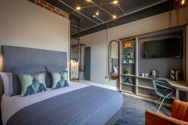 Sleep67 Double Room with Mountain View (In room continental breakfast)