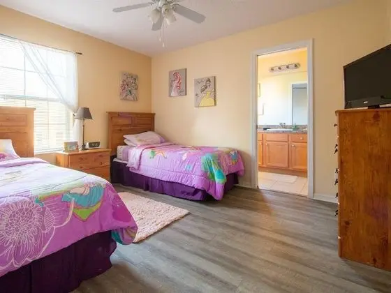 Ev (7 Bedrooms in Large Private Vacation )