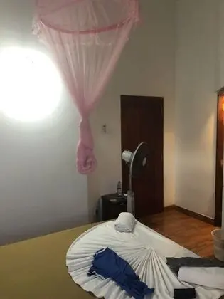 Üç Kişilik Oda, Sigara İçilmez