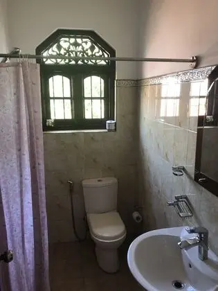 Üç Kişilik Oda, Sigara İçilmez