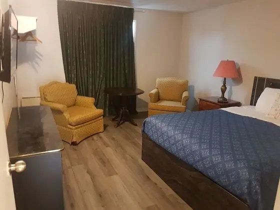 Jacuzzi Suite 1 Queen Bed