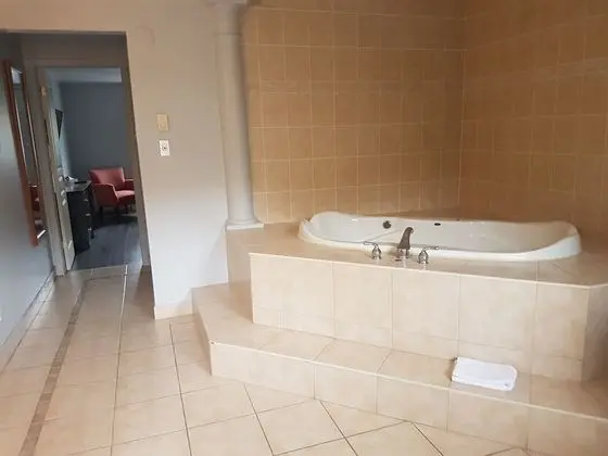 Jacuzzi Suite 1 Queen Bed