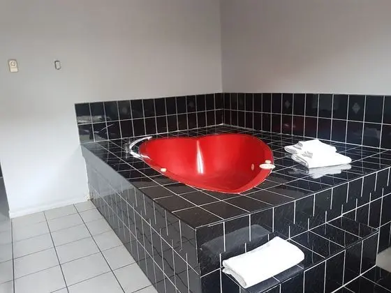 Jacuzzi Suite 1 Queen Bed