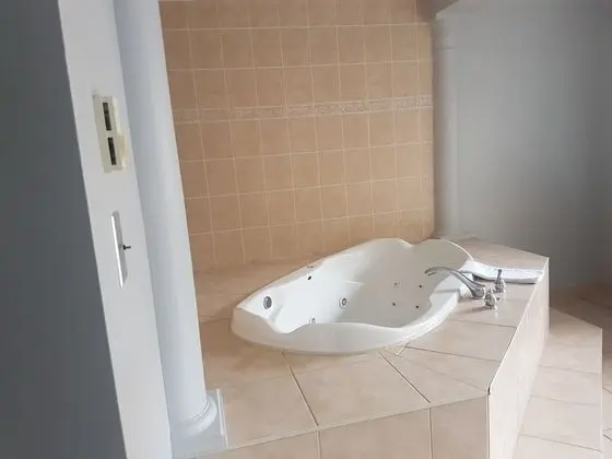 Jacuzzi Suite 1 Queen Bed