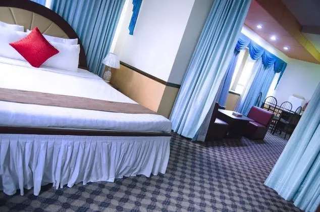 Royal Süit, 1 En Büyük (King) Boy Yatak, Business Dinlenme Salonu Kullanımı, Şehir Manzaralı