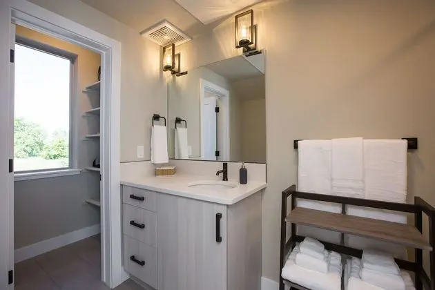 Ev, Birden Çok Yatak, Veranda, Bahçe Manzaralı (750 Jerome St. (Unit 1)*)