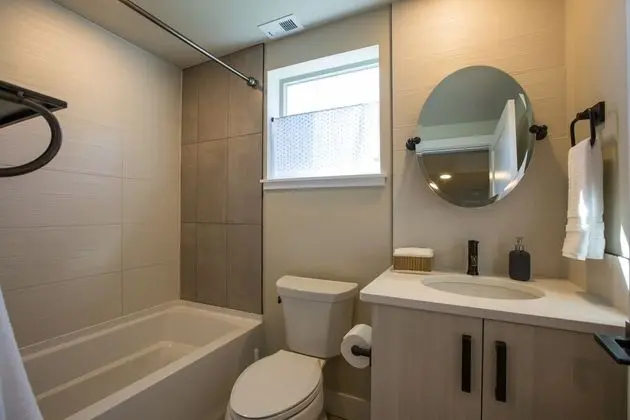 Ev, Birden Çok Yatak, Veranda, Bahçe Manzaralı (750 Jerome St. (Unit 1)*)