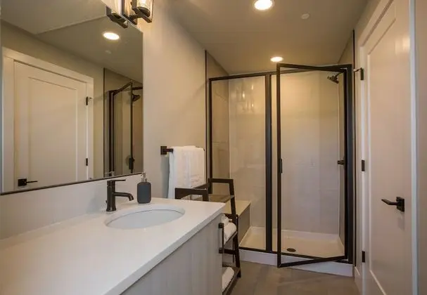 Ev, Birden Çok Yatak, Veranda, Bahçe Manzaralı (750 Jerome St. (Unit 1)*)