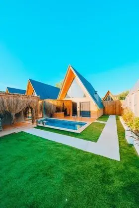 Bungalow 2+1 Oda, Bahçe Manzaralı, Isıtmalı Özel Havuzlu