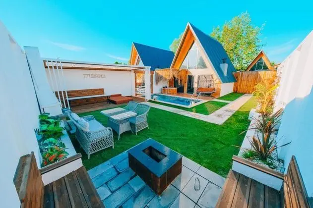 Bungalow 2+1 Oda, Bahçe Manzaralı, Isıtmalı Özel Havuzlu