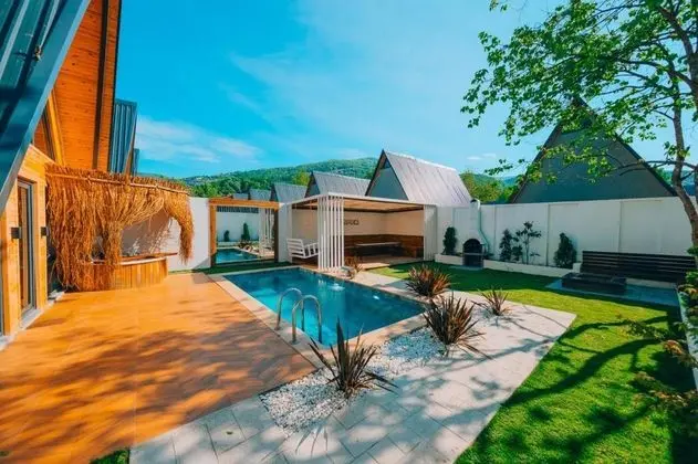 Bungalow 2+1 Oda, Bahçe Manzaralı, Isıtmalı Özel Havuzlu