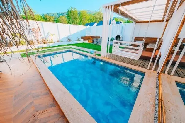 Bungalow 2+1 Oda, Bahçe Manzaralı, Isıtmalı Özel Havuzlu