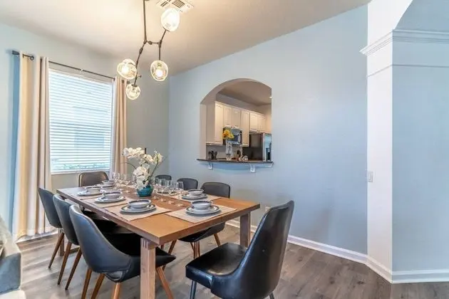 Ev (7812 Windsor Hills)