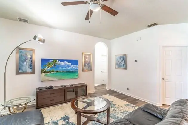 Ev (7812 Windsor Hills)