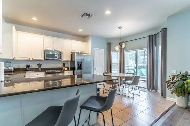 Ev (7812 Windsor Hills)