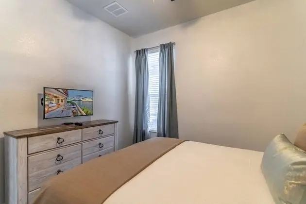 Ev (7812 Windsor Hills)