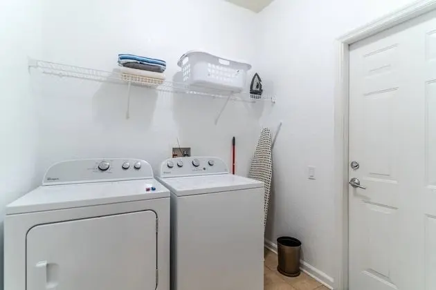 Ev (7812 Windsor Hills)