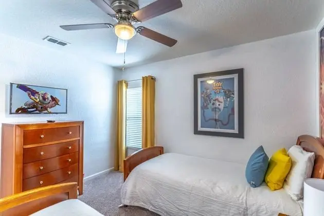 Ev (7812 Windsor Hills)