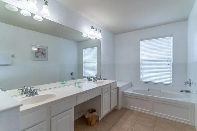 Ev (7812 Windsor Hills)