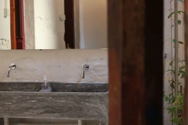 İki Ayrı Yataklı Oda, Ortak Banyo
