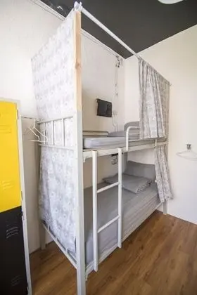 Ortak Ranzalı Oda, Sadece erkekler için, Ortak Banyo