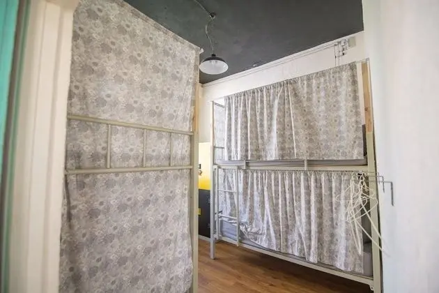 Ortak Ranzalı Oda, Sadece erkekler için, Ortak Banyo