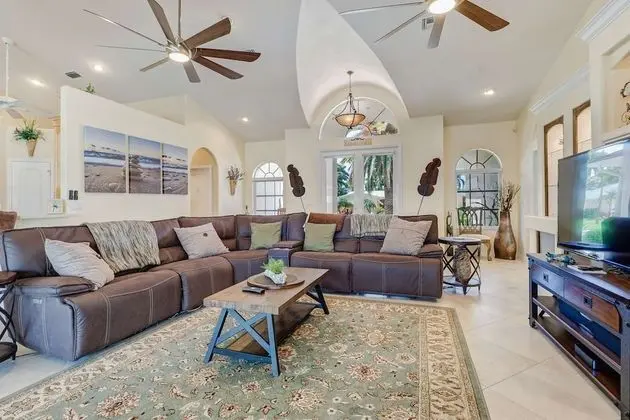 Ev (833 Monticello Ct)
