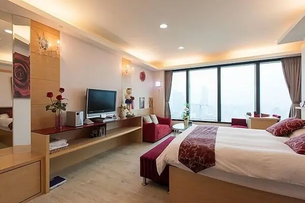 Tek Büyük Yataklı Oda (with Street View)