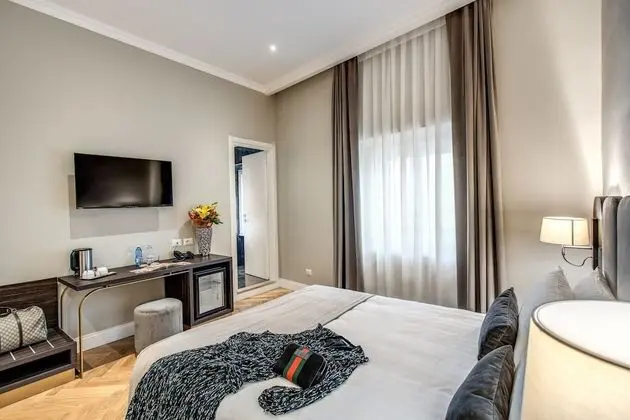 Üç Kişilik Oda, Ek Bina