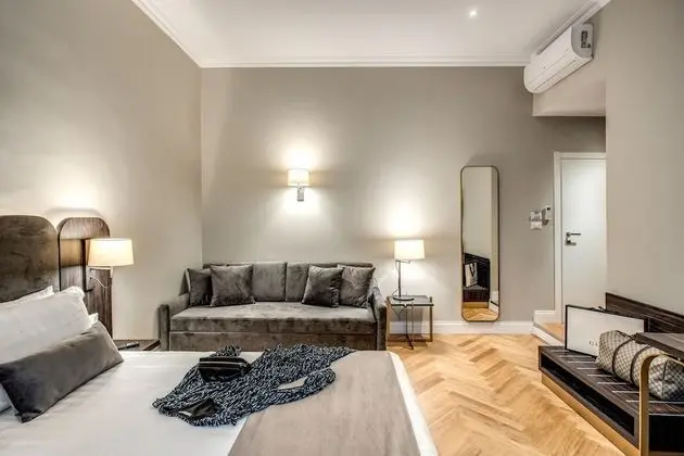 Üç Kişilik Oda, Ek Bina