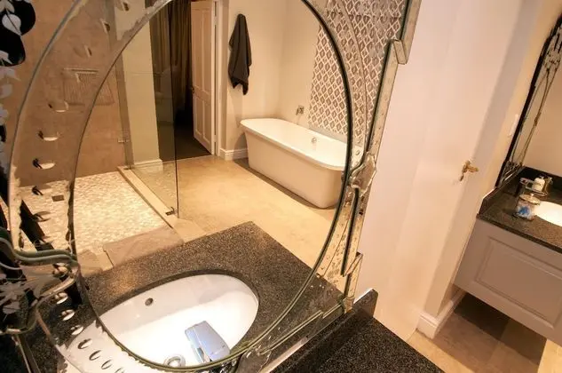 Luxury Oda (garden facing, bath )