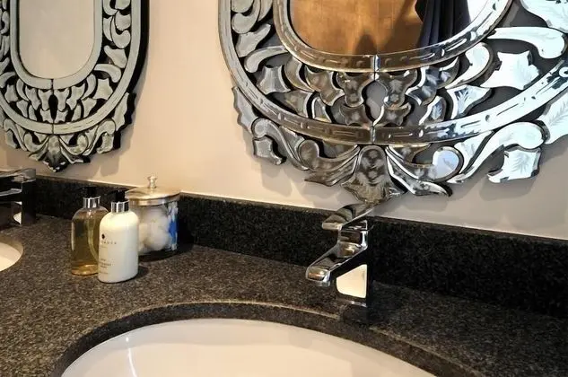 Luxury Süit (upstairs with views)