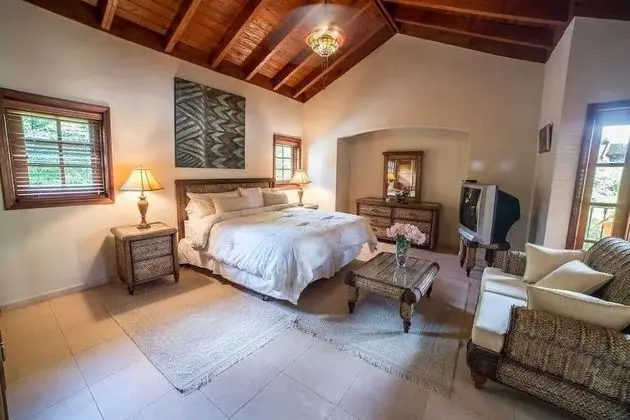 Villa (8 Bedrooms, 9 Bathrooms)