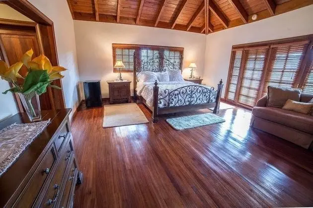 Villa (8 Bedrooms, 9 Bathrooms)