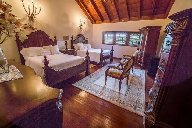 Villa (8 Bedrooms, 9 Bathrooms)