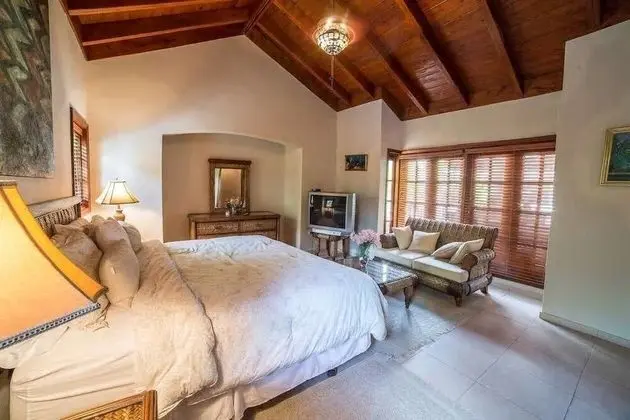 Villa (8 Bedrooms, 9 Bathrooms)