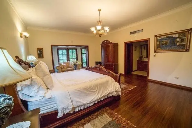 Villa (8 Bedrooms, 9 Bathrooms)